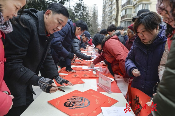 這一天，居民激動(dòng)了，第一次在社區(qū)里升國(guó)旗唱國(guó)歌(圖1)