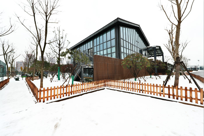 一場雪，體育中心美得不要不要的</br>但最美的風景還是他們(圖1)