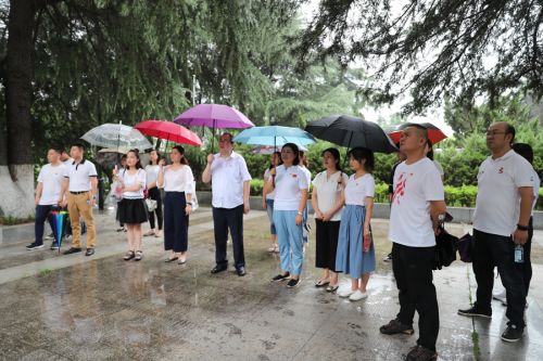 “瞻仰革命先烈 傳承紅色精神” ——公司全體黨員、入黨積極分子參觀向警予烈士陵園(圖2)