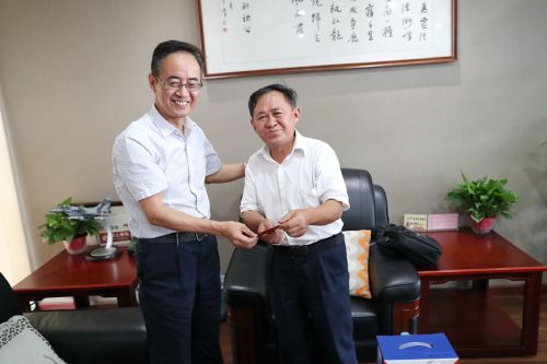 武漢體育中心開(kāi)展退休老黨員“不忘初心、牢記使命”專(zhuān)題調(diào)研和慰問(wèn)工作(圖1)