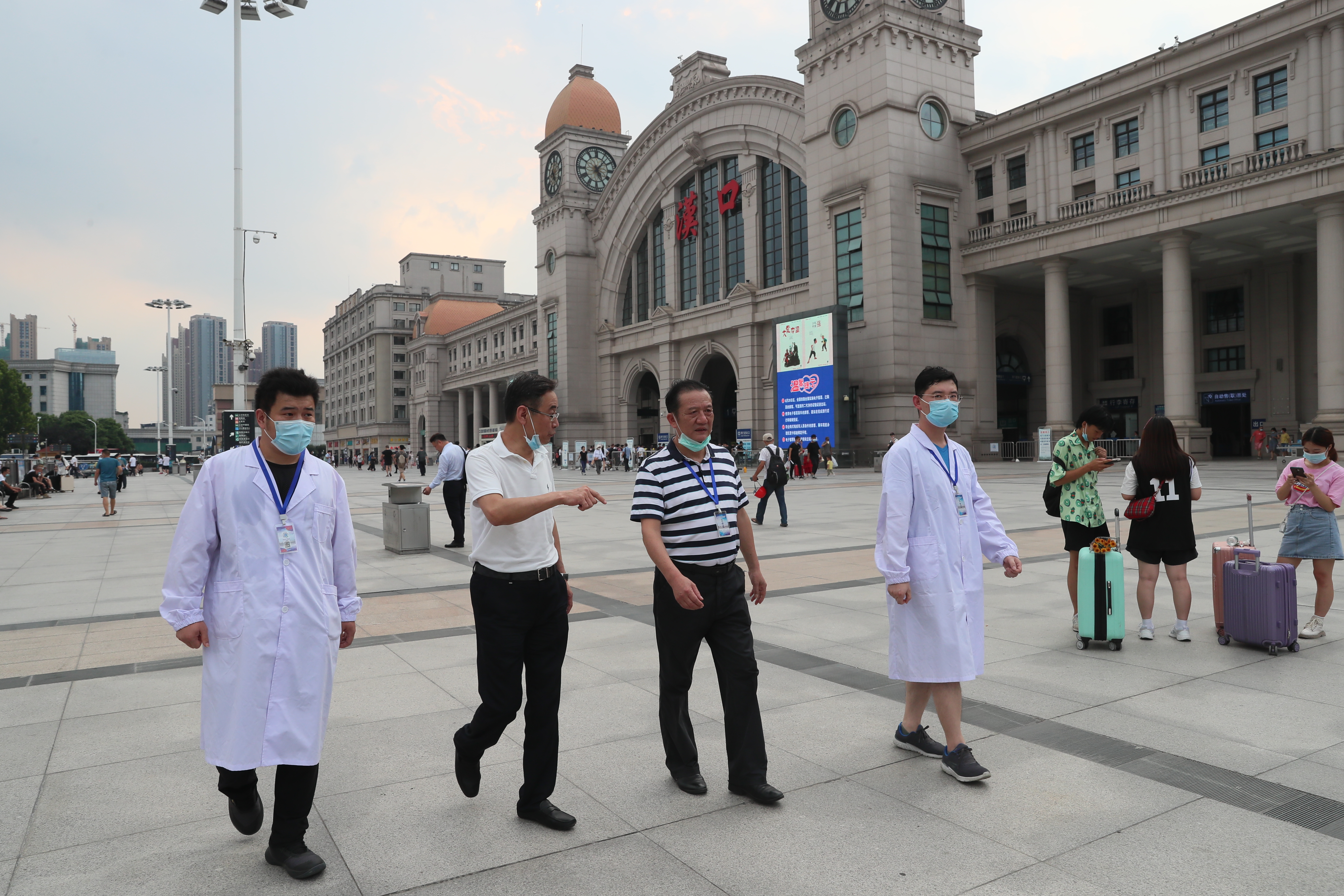 王旗華慰問(wèn)漢口火車站疫情防控人員